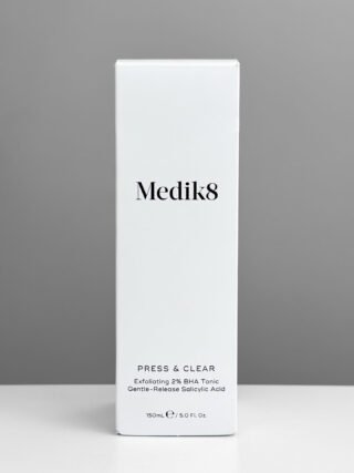 medik8-press&clear-tonic.webp PRESS & CLEAR Відлущувальний ВНА -тонік з 2% інкапсульованою саліциловою кислотою.