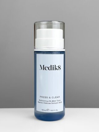 medik8-press&clear-tonic2.webp PRESS & CLEAR Відлущувальний ВНА -тонік з 2% інкапсульованою саліциловою кислотою.